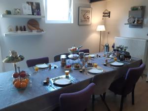 una mesa larga con un paño de mesa azul y sillas en B&B Bourgondisch Lomm en Lomm