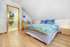 ein Schlafzimmer mit einem Bett und einer ebenerdigen Dusche in der Unterkunft Gästehaus am Mühlenteich in Schieder-Schwalenberg