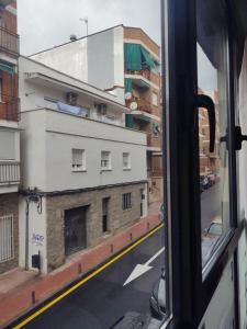 einen Blick aus dem Fenster einer Stadtstraße in der Unterkunft Madrid Office Tour Estudio Top in Alcobendas