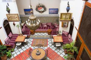 vistas panorámicas a una sala de estar con muebles morados en Riad Meski, en Fez
