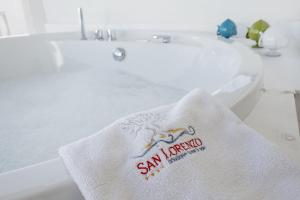 Una toalla está sentada en el lavabo del baño. en San Lorenzo Boutique Hotel & SPA, en Polignano a Mare