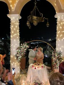 Braut und Bräutigam schneiden ihre Hochzeitstorte in der Unterkunft Villa Gelsomino Exclusive House in Santa Margherita Ligure