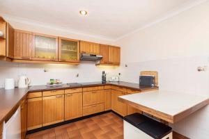 Η κουζίνα ή μικρή κουζίνα στο BOURNECOAST: House in Mudeford with garden -HB6277 +61 φωτογραφίες