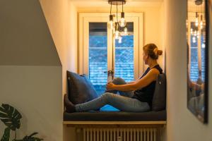 Asiakkaita majoituspaikassa Old town apt in the heart of Thun with garden
