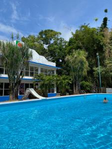 une personne dans l'eau d'une piscine dans l'établissement Hotel Playa Azul, à Catemaco