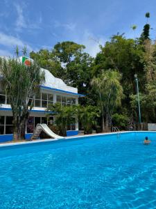 Bazén v ubytování Hotel Playa Azul nebo v jeho okolí