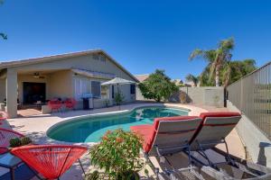 un patio trasero con piscina, sillas y una casa en Serene Glendale Home with Pool and Golf Course View!, en Peoria