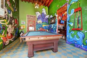 Biliár nebo kulečník v ubytování La Brisa Loca Hostel