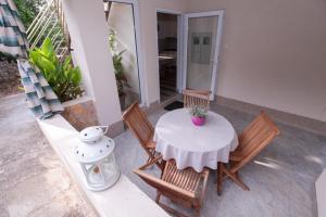 a patio with a table and chairs on a balcony at Apartment Sarita in Marina