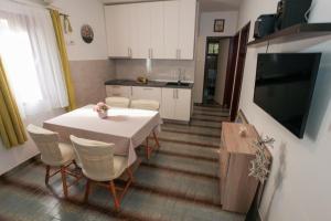 Kuchyň nebo kuchyňský kout v ubytování Apartment Sarita