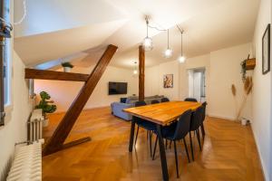 Oleskelutila majoituspaikassa Old town apt in the heart of Thun with garden