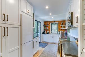 A cozinha ou cozinha compacta de Peaceful Hideaway with Shenandoah River Access