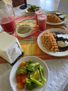 - une table avec des assiettes de nourriture et de boissons dans l'établissement Hotel Playa Azul, à Catemaco