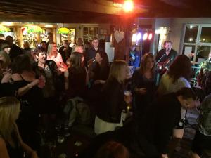 Un groupe de personnes debout dans une foule à une fête dans l'établissement Samuel Pepys, à Harwich