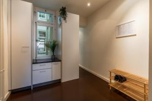 Majoituspaikan Old town apt in the heart of Thun with garden keittiö tai keittotila
