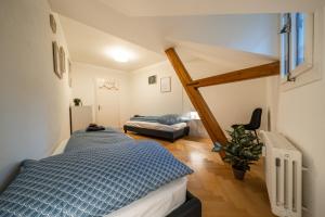 Vuode tai vuoteita majoituspaikassa Old town apt in the heart of Thun with garden