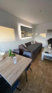 sala de estar con sofá y mesa en MyHome-Tiny -stilvollen Ruhepol en Lüdinghausen