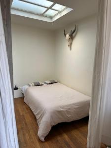 1 dormitorio con 2 camas y un cráneo en la pared en ROOFTOP EIFFEL TOWER two bedrooms suite 1200sq ft, en París