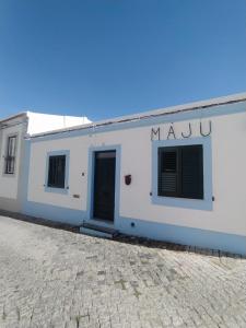 un edificio blanco con las palabras mayu escritas en él en MAJU Concept House - Beja Centro Histórico en Beja