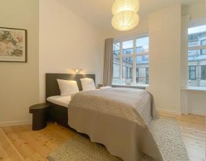 a bedroom with a bed and a window at Large & Modern 4 Bedroom Flat in Copenhagen
