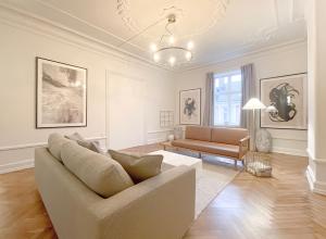 un soggiorno con divano e tavolo di Large & Modern 4 Bedroom Flat a Copenaghen
