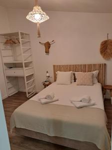 ein Schlafzimmer mit einem großen Bett und einem Kronleuchter in der Unterkunft Hostel Retiro do Gerês in Geres