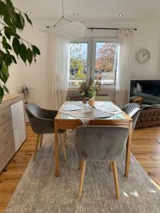 a dining room table and chairs in a living room at Boutique L´AHRpartement Ahr-Terrasse-Zentral in Bad Neuenahr-Ahrweiler