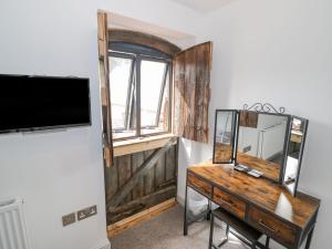 een kamer met een spiegel en een kaptafel bij Plough Share in Gloucester