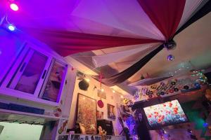 um quarto com um tecto roxo e um guarda-chuva em Um Bar para chamar de SEU! em São Paulo