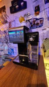 uma máquina de café sentada em cima de uma mesa em Um Bar para chamar de SEU! em São Paulo