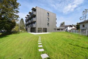 ein großes Grasfeld vor einem Gebäude in der Unterkunft Ferienwohnung in Hard am Bodensee in Hard