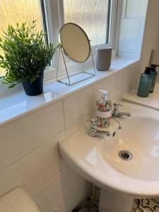 Et badeværelse på Newly refurbished 2 bed- Didcot