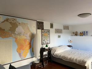 - une chambre avec une carte sur le mur et un lit dans l'établissement Caboz Inn, à Horta