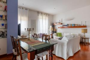 un soggiorno con un tavolo e un divano di Il Giardino sui Tetti a Bologna