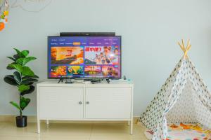 einen Fernseher auf einer weißen Kommode in einem Zimmer in der Unterkunft -Lake View- Mount Austin IKEA Toppen 5 mins - B113 in Johor Bahru