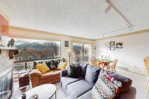 sala de estar con sofá y mesa en Shimmering Summit Hideaway, en Mount Crested Butte