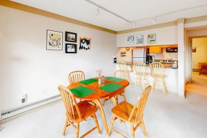 cocina y comedor con mesa y sillas en Shimmering Summit Hideaway, en Mount Crested Butte