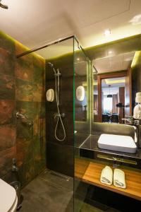 拉巴特的住宿－First Suites Hôtel，带淋浴、盥洗盆和卫生间的浴室