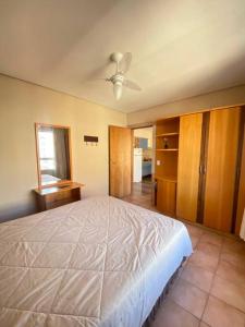 Cama ou camas em um quarto em Flat com vista para o Mar e Garagem
