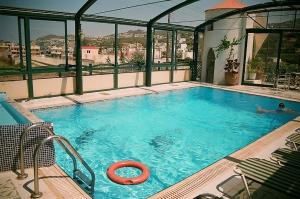 Bazén v ubytovaní Dioskouroi Apts alebo v jeho blízkosti