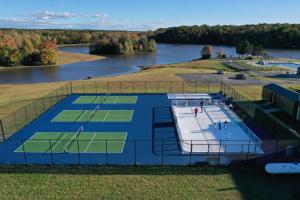 Tenis a/nebo squash v ubytování Wilderness Presidential Resort nebo okolí