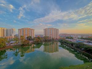 Blick auf einen Fluss in einer Stadt mit hohen Gebäuden in der Unterkunft -Lake View- Mount Austin IKEA Toppen 5 mins - B113 in Johor Bahru
