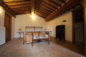 アッシジにあるResidenza Sant'Agneseのベッドルーム1室(ベッド1台、テーブル付)