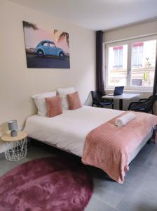 - une chambre avec un grand lit et une voiture sur le mur dans l'établissement Le LUX 11, à Thionville