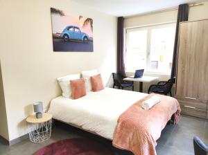 1 dormitorio con 1 cama y 1 coche azul en la pared en Le LUX 11, en Thionville