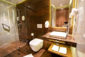 Koupelna v ubytování First Suites Hôtel + 37 fotografií