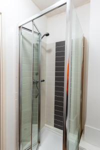 利物浦的住宿－Cosy Studio in Merseyside in Great Location，浴室设有玻璃淋浴间,铺有黑白瓷砖