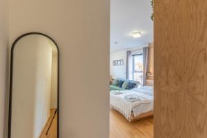 una camera con specchio e un letto in una stanza di Cosy Studio in Merseyside in Great Location a Liverpool