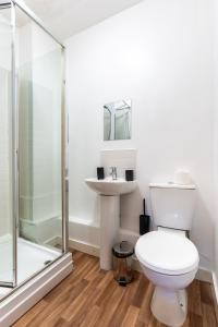 a bathroom with a toilet and a shower at Cosy Studio in Merseyside in Great Location in Liverpool