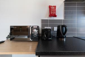 un bancone cucina con tostapane e macchinetta del caffè di Cosy Studio in Merseyside in Great Location a Liverpool
